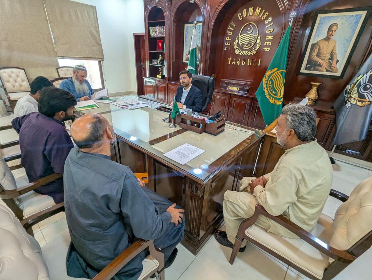 DcNarowal's tweet photo. "عوامی مسائل کا فوری حل، اوپن ڈور پالیسی"
ڈپٹی کمشنر نارووال محمد طیب خان روزمرہ کے معمولات کے مطابق اپنے دفتر میں آنے والے سائلین کے مسائل سن کر ان کے فوری حل کے لیے متعلقہ افسران کو ضروری ہدایات جاری کرتے ہوئے۔
@MaryamNSharif @dgprnewsfeed @GovtofPunjabPK https://t.co/AOEPyzmMZC