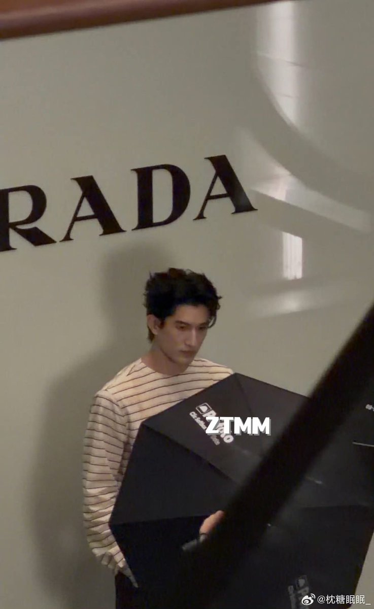 hannawithanh_'s tweet photo. HE’S FINALLY HERE!!!!!!

AYDEN SNG PRADA PARAGON STORE
#AydenSngXPrada https://t.co/sPOp7ls4jY