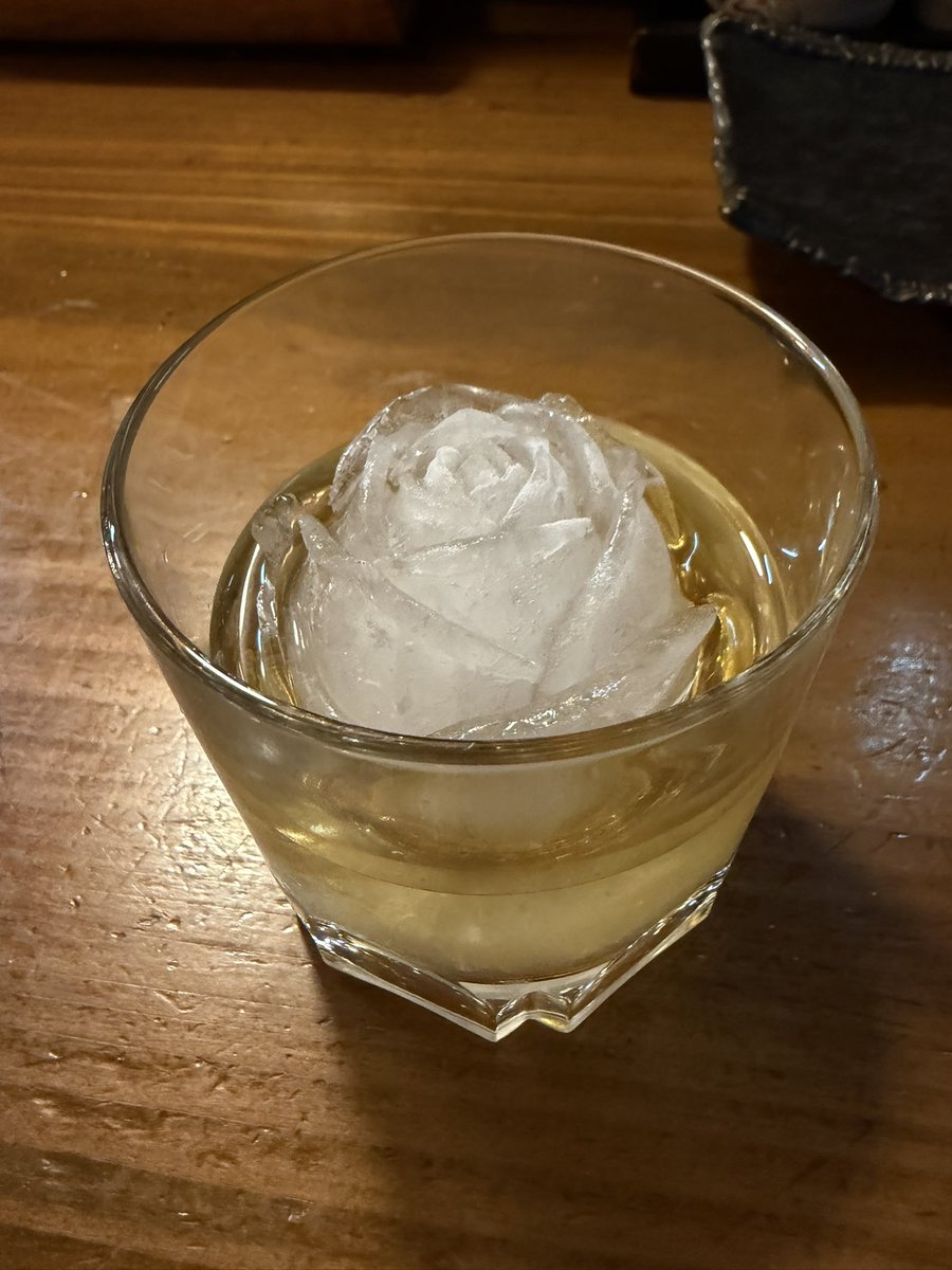 YNnetebakari's tweet photo. ちょっと贅沢して、サントリー響のロック頼んだら、薔薇にカットされたアイスが出て来て超感動してます🥹
素晴らしいよ、ホントに‼️ https://t.co/H3s27TOROr