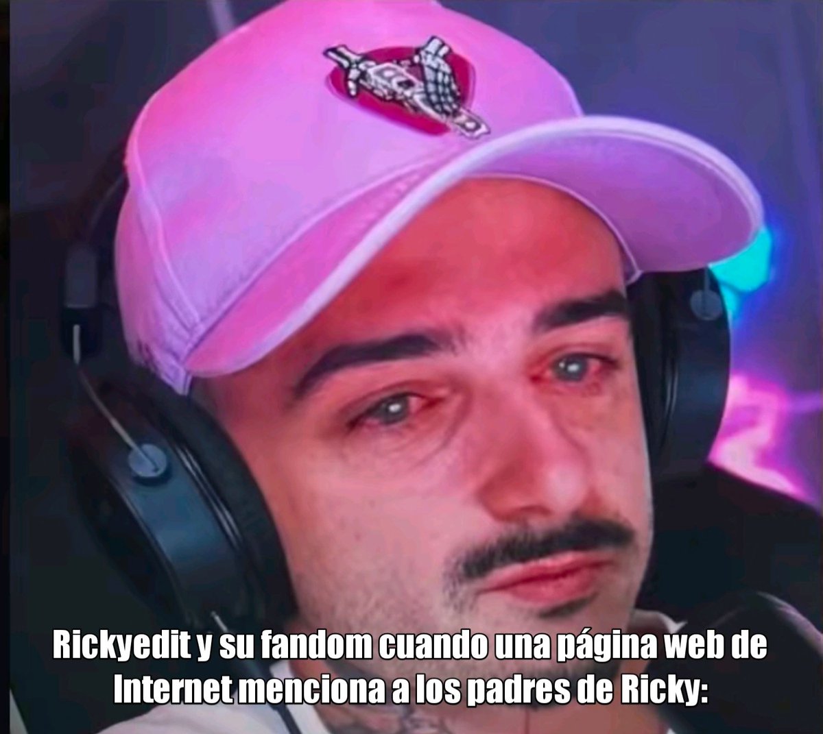 ByRuben5_'s tweet photo. El mismo tipo que va diciéndole por Twitter a otras personas «no tienes padres» como argumento del que tirar, ahora se pone a llorar porque una página web ha mencionado algo sobre sus padres. Los que apoyan a este tío deberían hacérselo mirar. https://t.co/6CgUBqiJi0