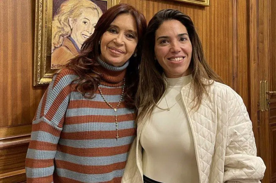 AlberCarp4's tweet photo. Está es, MARIA SOLEDAD CALLE 
Sindicalista de la UOM y referente de la Cámpora .
Compro el piso de abajo de San José  1111 ,252 mt2 con un contrato millonario
lugar que también habita la condenada por asociación ilícita y fraude al Estado.
Piden allanar el departamento de la SINDICALISTA para saber de dónde saco la plata para comprar el piso, hay una denuncia en el juzgado de Julián ERCOLINI 
Por DEFRAUDACIÓN a la UOM que enfrenta CALLE y ABEL FURLAN, por administración fraudulenta, asociación ilícita y fraude.
LACRAS CORRUPTOS