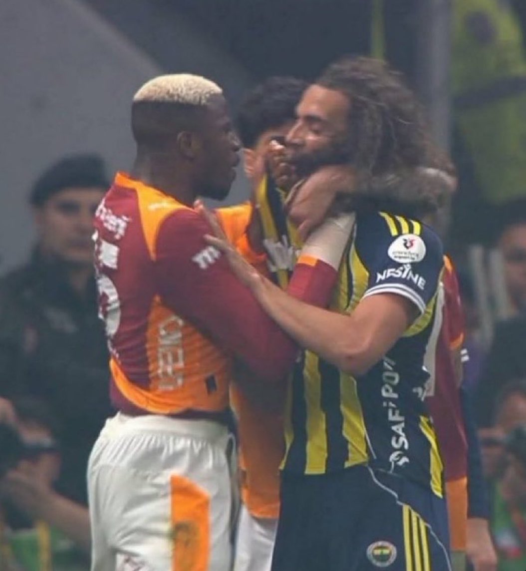 gorkarseef's tweet photo. karı kılıklı ibne çoluk çocuğa artislik yapmaya benzemez biz senin etek giysen daha az utanç duruma düşeceğin halini gördük kırık koluyla dövdü adam seni https://t.co/iAtO6rsl5E