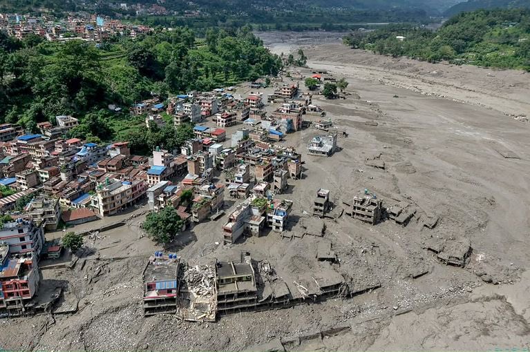 KARLOLIVE's tweet photo. Le Népal et le Tibet sont frappés par une catastrophe terrible.

Les crues provoquées par l’effondrement d’un glacier ont fait au moins 270 morts et plus de 1 300 disparus. 

Parmi eux, quatre Français seraient également portés disparus.

Mes pensées vont aux victimes, à leurs familles, aux blessés et à tous ceux qui attendent encore des nouvelles.

Soutien aux secouristes mobilisés sur place et aux populations touchées dans cette épreuve.