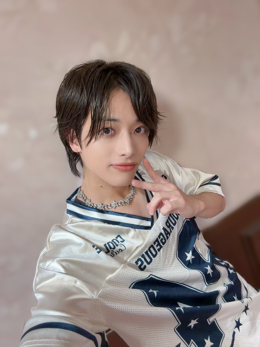 JUNPEI_1101's tweet photo. 初 東京サマーランドLIVE！
1部 は 新お衣装お披露目 LIVE！✨
2部 は NO X OVER ✖︎ JUNPEI SP LIVE！🔥
＆激雨に打たれながらの B2takes!!LIVE！🌧️

どれも最高に楽しかった！
8月ラスト野外 LIVE、
めちゃ素敵な思い出作れた！

見にきてくれた方、足を止めてくれた方、
みんな本当にありがとう！ https://t.co/YqMAjG7Fvf