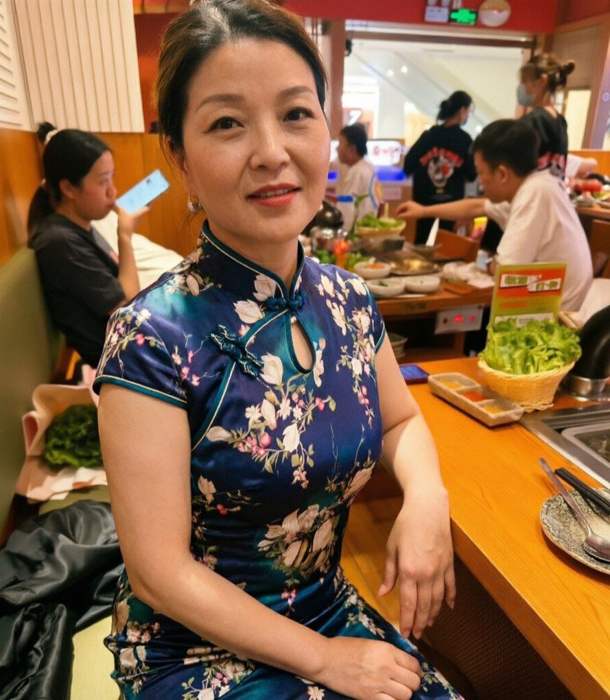 h330h1115hh's tweet photo. 你看你那马桶亲妈，在人前表现的自己高贵典雅，其实在私下被野爹往自己逼里还塞了个占满白带的振动棒，控制不住自己竟然在家里，特意把门打开让儿子偷窥，对着门缝捅起自己的老逼。喜欢母子交流可以加圈子一起分享骚妈日常
#恋母 #绿母 #绿妈 #乱伦 #熟女 #母子 #妈妈 #骚妈 https://t.co/ZUPzm1qQNb