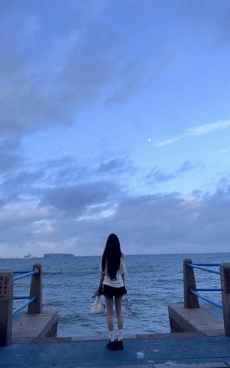 bedao68's tweet photo. Chào buổi tối nhé các bác😝
Được cái nhà gần biển nên chiều nào cũng ra đây hóng gió ngắm nghĩa chút cho dễ chịu
Bờ biển lúc chạng vạng mát mẻ, ngắm sóng vỗ xua tan hết mệt mỏi cả ngày dài 🌊
#GoodEvening #SeaView #ChillTime https://t.co/klkWeA9vHT