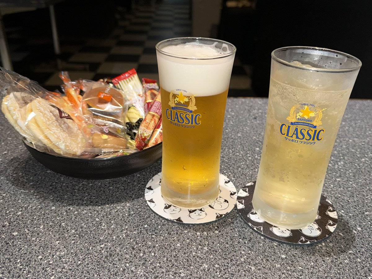 AkiraMyarMiyao's tweet photo. いよいよ本日、8/27(木)、
【シルマシ爆音試奏バー営業‼️】

ズラッと並んだデカいアンプにマニアなエフェクター類も取り揃えております‼️

早速ベーシストのお客様いらっしゃっております🎸

ご観覧も大歓迎‼️
24:00まで爆音試奏しながら飲みましょう！٩( 'ω' )و https://t.co/fRW4DUA79F