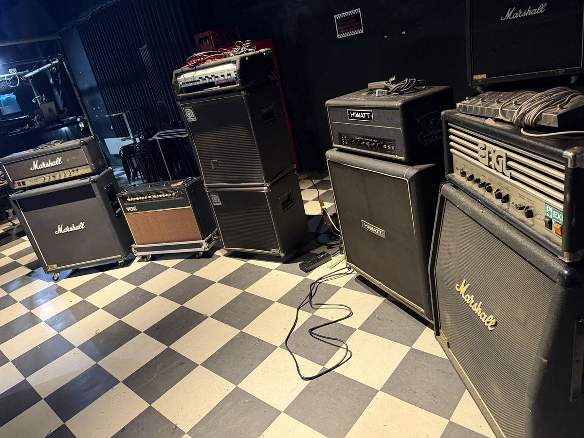 AkiraMyarMiyao's tweet photo. いよいよ本日、8/27(木)、
【シルマシ爆音試奏バー営業‼️】

ズラッと並んだデカいアンプにマニアなエフェクター類も取り揃えております‼️

早速ベーシストのお客様いらっしゃっております🎸

ご観覧も大歓迎‼️
24:00まで爆音試奏しながら飲みましょう！٩( 'ω' )و https://t.co/fRW4DUA79F