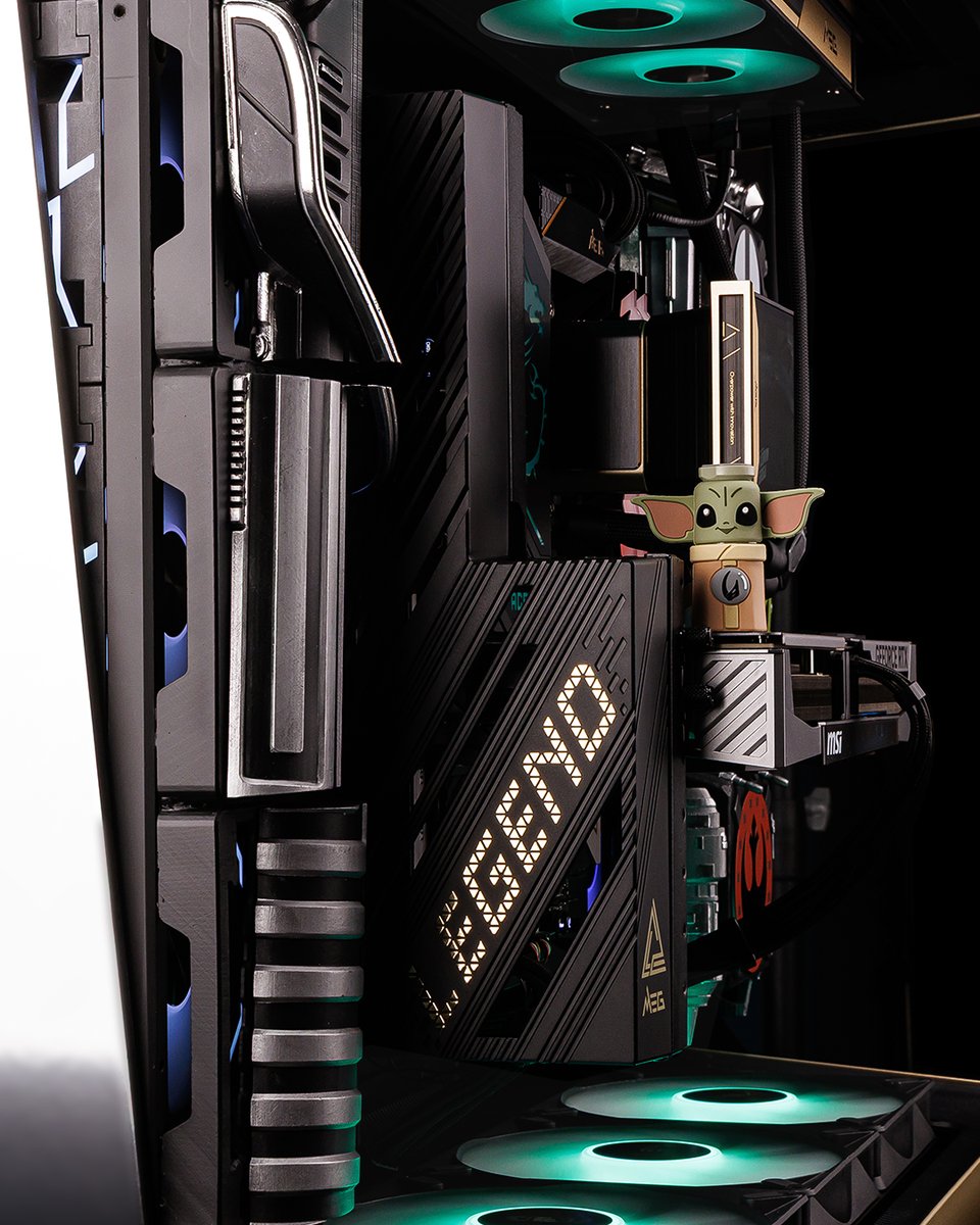 MSITurkiye's tweet photo. MEG 900R Mandalorian Kasa Modu, galaksinin uzak bir köşesinden bir parçayı alıp Köln'e taşıdı ve en iyi PC kurulumuna Star Wars ruhu kattı.  
@StarWarsDE 

#MSI #MEG #Mandalorian #StarWars #PCModding https://t.co/YrROV5H1qJ