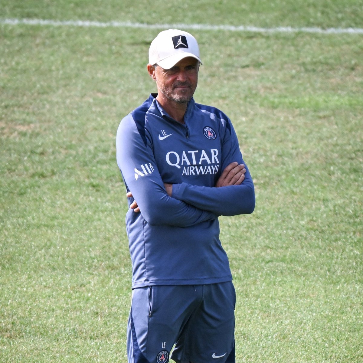 _BeFootball's tweet photo. 🚨 LUIS ENRIQUE 🇪🇸 NE VA PAS REGARDER LE TIRAGE DE LA LDC CE SOIR ! ❌

« Vous voulez savoir ? Les trois premières années, je l'ai regardé dans mon bureau. 

Les trois fois, C'ÉTAIT CATASTROPHIQUE, ON TIRAIT LES ÉQUIPES LES PLUS DIFFICILES. 😭

Aujourd'hui je vais prendre mon vélo et rouler autour de Paris. Et quand je vais rentrer, tout le monde va me tenir au courant. 

MAIS ÇA NE POURRAIT PAS ÊTRE PIRE QUE L'ANNÉE DERNIÈRE. »

(CP via @RMCsport)