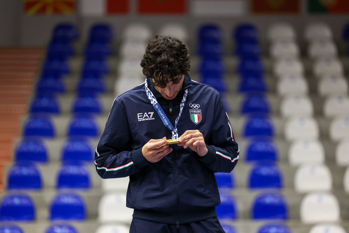 ItaliaTeam_it's tweet photo. È tutto vero, Fabio 🥇🏸🇮🇹

Non ci siamo ancora ripresi dalle emozioni vissute ieri al Palazzetto dello Sport di Francavilla Fontana. Fabio Caponio ha regalato all’Italia Team il primo, storico oro nel badminton ai Giochi del Mediterraneo 🥇

Una finale tiratissima, con il fiato sospeso su ogni scambio e decisa alla fine da appena quattro punti totali, due per set 💪🏼

Un’esplosione di gioia per una vittoria che entra di diritto nella storia. 💙💥

#Ta2026 #ItaliaTeam @FederBadminton