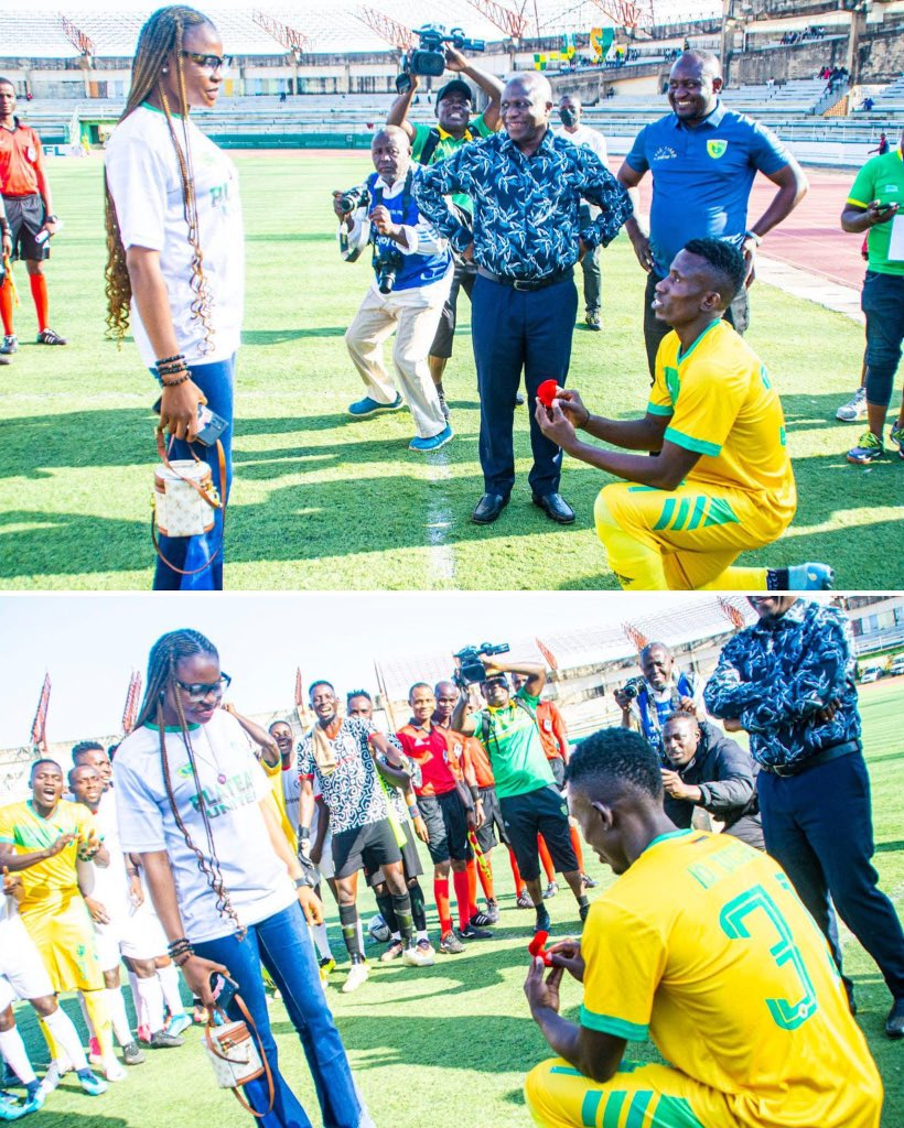 Amzee2020's tweet photo. Plateau United midfielder, Uche Onwuasoanya, proposed to his girlfriend before the kickoff  against Enugu Rangers.

Everyone deserves love ❤️ https://t.co/3SJBJy1qFr