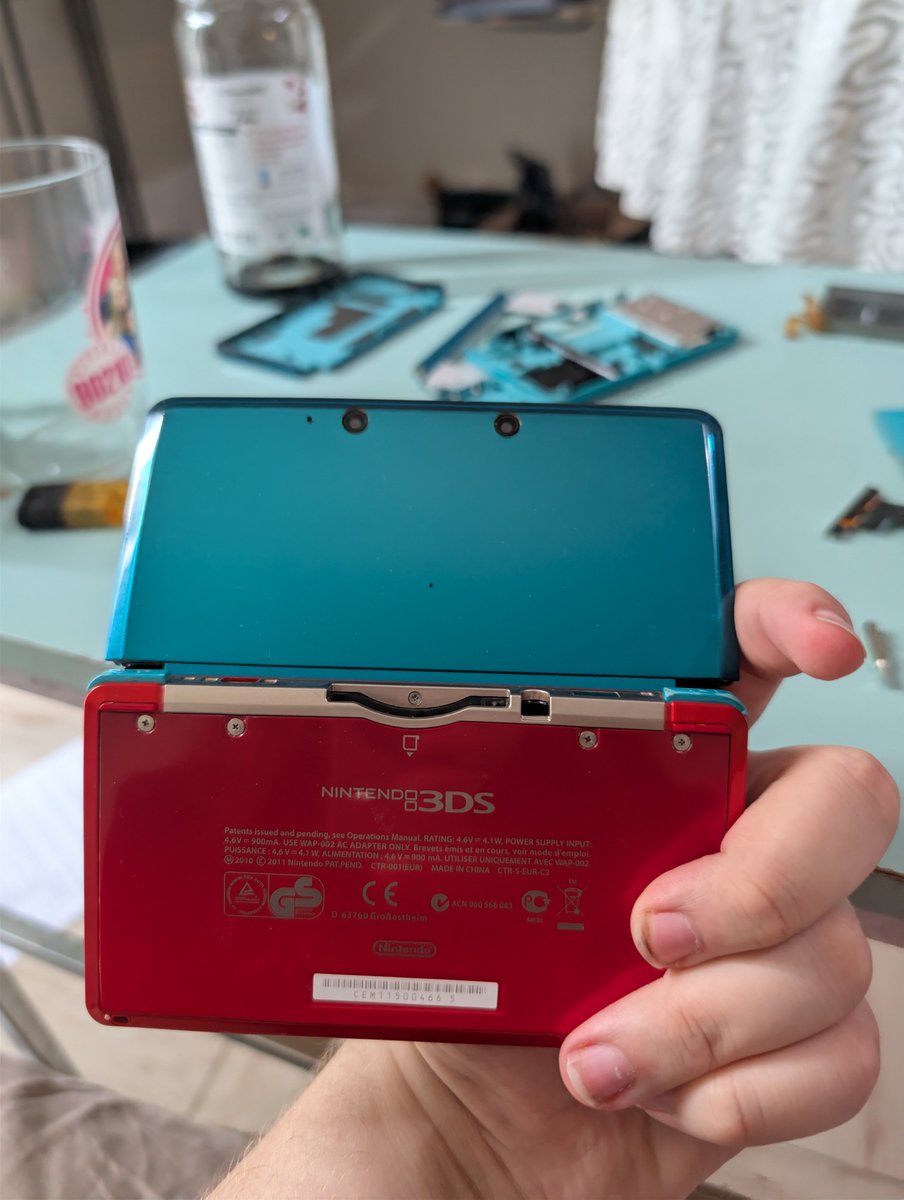 Pawrawre's tweet photo. Okay i'm done with that
The shells may be scuffed up, the top screen cover is scratched, the console is bulging a bit, the screen doesn't lock into place but hey, it works ! https://t.co/KWi9eRImCo