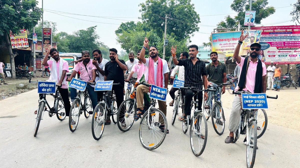 GovindMishraMrj's tweet photo. Day 8 | Gen Z Connect Yatra 

बलिया 📍

जेन ज़ी कनेक्ट यात्रा पहुँची सुखपुरा। बहेरी से सुखपुरा तक छात्रों, युवाओं और स्थानीय लोगों से संवाद कर शिक्षा और रोजगार के मुद्दे उठाए।

सरकारी स्कूलों-अस्पतालों की बदहाली भी लगातार सामने आ रही है।

2 अक्टूबर तक सुधार करो, वरना बलिया में भी आंदोलन होगा।

समस्या दिखाएँगे भी,
समाधान कराएँगे भी। ✊

#GenZConnectYatra #JusticeMorcha
