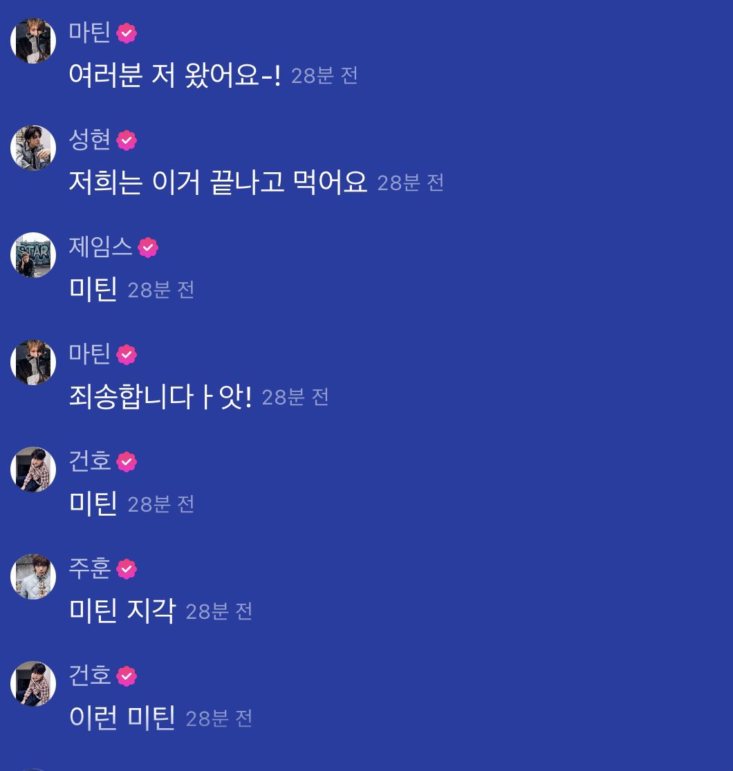 mrtinzip's tweet photo. martin was late to the chat 😭

🦒: guys, i’m here~!
🦊: we’re gonna eat after we finish this
🦅: mitin 
🦒: sorry ! 
🐶: mitin
🐢: mitin is late
🐶: oh, mitin https://t.co/z19q2PYH7f