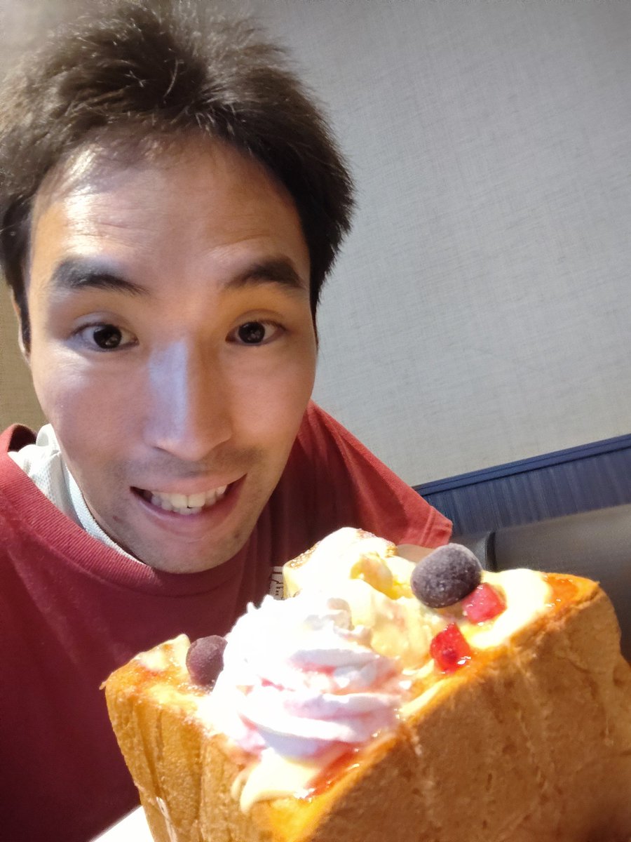 elephan_mickey's tweet photo. 先日の誕生日にカラオケMACで食べたハニートースト。こんなにもボリューミーなトースト食べたの生まれて始めて😳

35歳の誕生日のケーキ代わりだね😋 https://t.co/N2Va5IlQ81