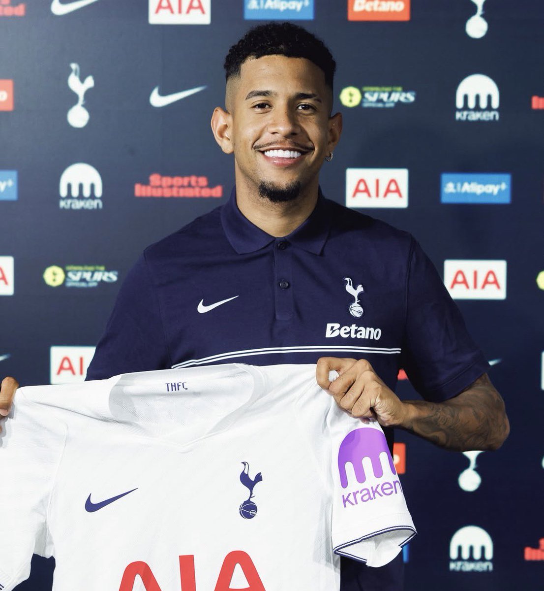 ActuFoot_'s tweet photo. LE MERCATO DE TOTTENHAM EST JUSTE FOU !!! 🤯🤍

🇮🇹 Sandro Tonali - 108 M€ 💰
🇵🇹 Mateus Fernandes - 99 M€ 💰
🇧🇷 Savinho - 87,5 M€ 💰
🇳🇱 Jan Paul van Hecke - 60 M€ 💰
🇪🇬 Omar Marmoush - prêt avec option d’achat 
🇦🇷 Marcos Senesi - libre 
🏴󠁧󠁢󠁳󠁣󠁴󠁿 Andrew Robertson - libre
🇸🇰 Martin Dubravka - libre
