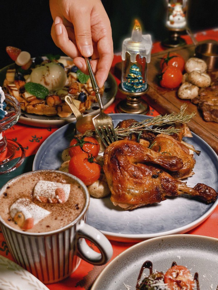 amiry144729's tweet photo. Holiday Feast Alert! Creamy roasted turkey, cranberry compote, and spiced hot cocoa—your cozy winter dinner just got perfect. Tag your feast buddy! #HolidayEats， https://t.co/aGcWlcv2Fg