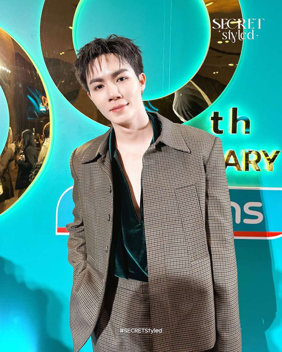 SECRET_Styled's tweet photo. เสิร์ฟความหล่อของ “ซี พฤกษ์” ร่วมฉลองครบรอบ 30ปี วัตสัน ประเทศไทย ในงาน “Watsons 30 Years Celebration of Friendship” ✨

ZEENUNEW X WATSONS 30TH
#WatsonsxZeeNunew #ZeePruk
#30thWatsonsAnniversary
#ICONSIAM #ICONSIAMHALL
#SECRETStyled https://t.co/4KCOzAACal