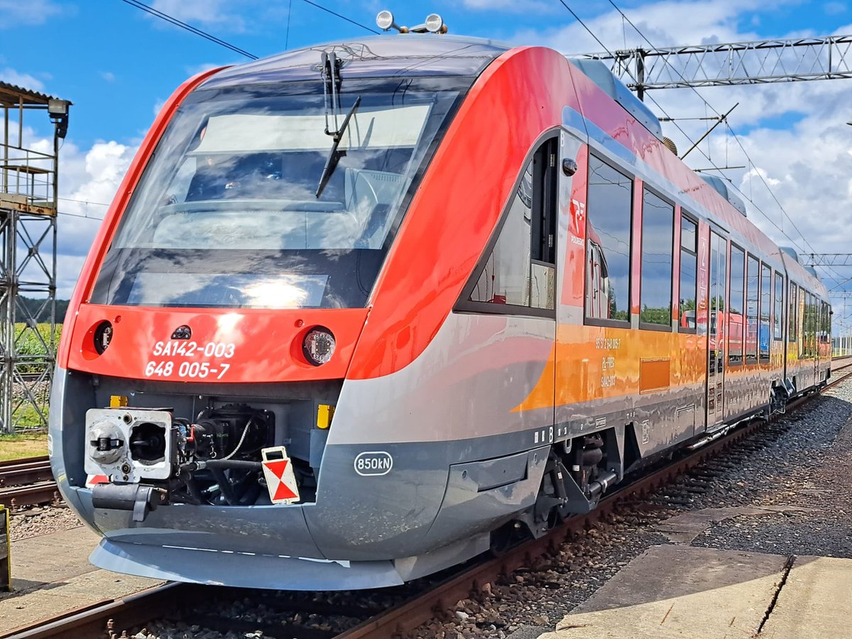 POLREGIO_PL's tweet photo. Pierwszy LINT41 już po testach w Żmigrodzie. Pasażerowie z Wielkopolski wyruszą nim w podróż już w II kwartale 2027 r. Jednocześnie trwają prace nad przebudową kolejnych składów, w tym jednostek TALENT dla woj. lubuskiego. Więcej: https://t.co/AVE9QYTqCx https://t.co/K9Vr1nnRyr