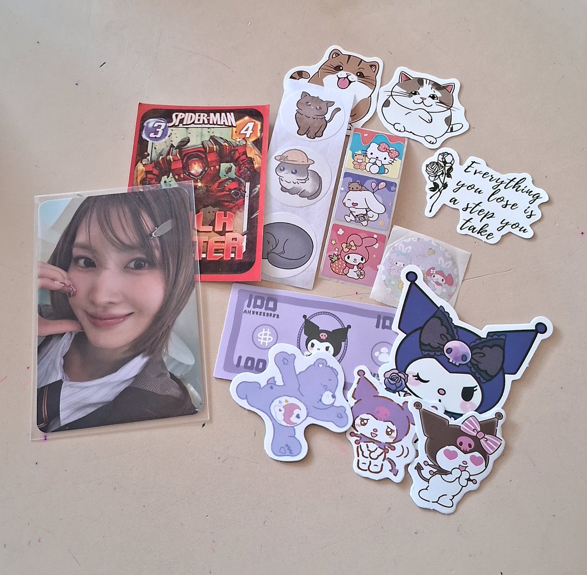 biacollectss's tweet photo. Feedback positivo para @solcaptor_ 💜

Mais uma compra que chegou e eu amei! 🥹💜 Tudo veio muito bem embalado e com muito capricho. O photocard está lindo e os brindes são simplesmente perfeitos, principalmente os adesivos! 🐱🎀✨ https://t.co/87zkIm9QYU