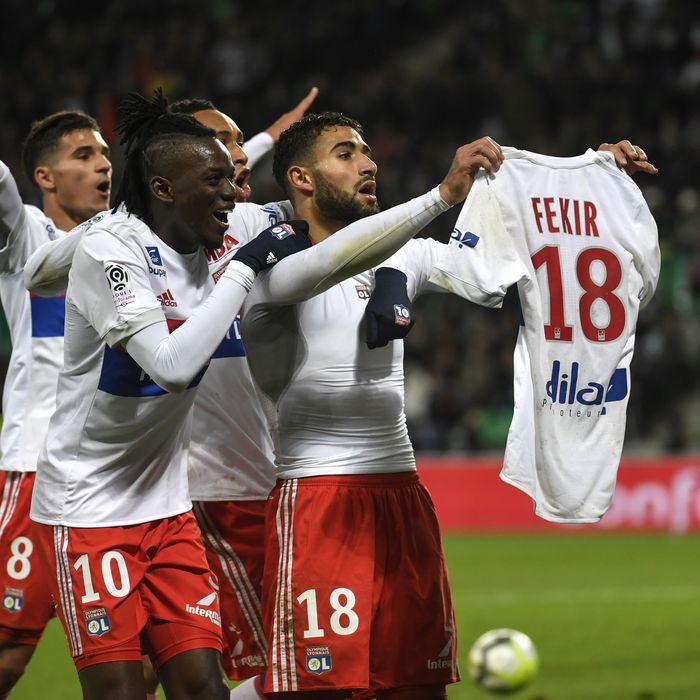 BeloMediaFoot's tweet photo. Quand Nabil Fekir réalisait ce geste, on n’a pas entendu Umtiti, Govou ou Stéphane Guy.

Alors qu’il y avait déjà 4-0, faire ce geste a attisé la haine et les incidents par la suite…

Vous aimez vous en prendre à qui vous avez envie, mais vous n’aurez pas votre buzz, les amis. https://t.co/v9GYxtojb7