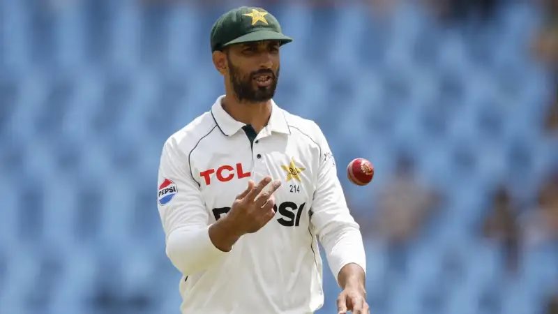 _AK8722's tweet photo. Shan Masood is too busy chewing gum. He’s stood in the field like he is playing a club match. He has fumbled nearly every ball that has gone to him. This is shocking from a senior player and ex captain. SHAME SHAME SHAME
#shan #babarazam #pakistancricket #pakvseng #dropcatch https://t.co/1ceYJV5Vlq