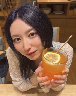 centralsyouji's tweet photo. ごきげんよう
皆さん
ご挨拶ポストに、多くの”いいね”を頂き、ありがとうございます🙏
本日は、こちらのシリーズをいっちゃいますよ❗️

デコ出し・耳出しスタイルがお似合いなアイドルさんを紹介しますシリーズ

今回は、MAPA 翠山みさ姫 様 @midoriyamamisa 

短いですが、みさ姫 様とは？がよく分かる動画を貼っておきますね😉
https://t.co/DVPfgf1AOV

デビュー当初から陰ながら応援を続けていて、大阪で観た初めての MAPA のLIVEで、本当にアイドルだったんだ！？と驚いた記憶あり←記し方がよくないが、配信のときのアノ感じではなく、MAPA の世界観を見事に表現されていて、みさ姫 様を見る目が変わった(;^_^A

みさ姫 様、ビジュアルは可愛らしいのだが、酒に麻雀に 好きなものが おっさんチックで、非常に親近感を覚える(笑)

また、5/10がお誕生日🎂で、私の誕生日5/16と近いことから、勝手に仲間意識もありｗ麻雀🀄️をいつか一緒に打ちたいとも思う、かなりレアなアイドルの方だ

初めて記すのだが、金曜日にアップしてくれる「一週間お疲れ様！○○で乾杯っ！」ポストを楽しみにもしている🍻

実は、2026年になってから、アイドルの方のポストに、ほとんど”いいね”をしていないのだが、先に記したポストには、”いいね”をしてしまうのだ‼️

みさ姫 様、リプするときは、👆で記してあることを隠してしますので、よろしくお願いいたします←なんで🤣

MAPA @xxxxMAPAxxxx

古正寺恵巳 @COSHOTaaaaN
紫凰ゆすら @sioyours
宇城 茉世 @mayo_ushiro
神西 笑夢 @_emuchan_0
刀歌くる美 @touka_963
翠山みさ姫 様 @midoriyamamisa