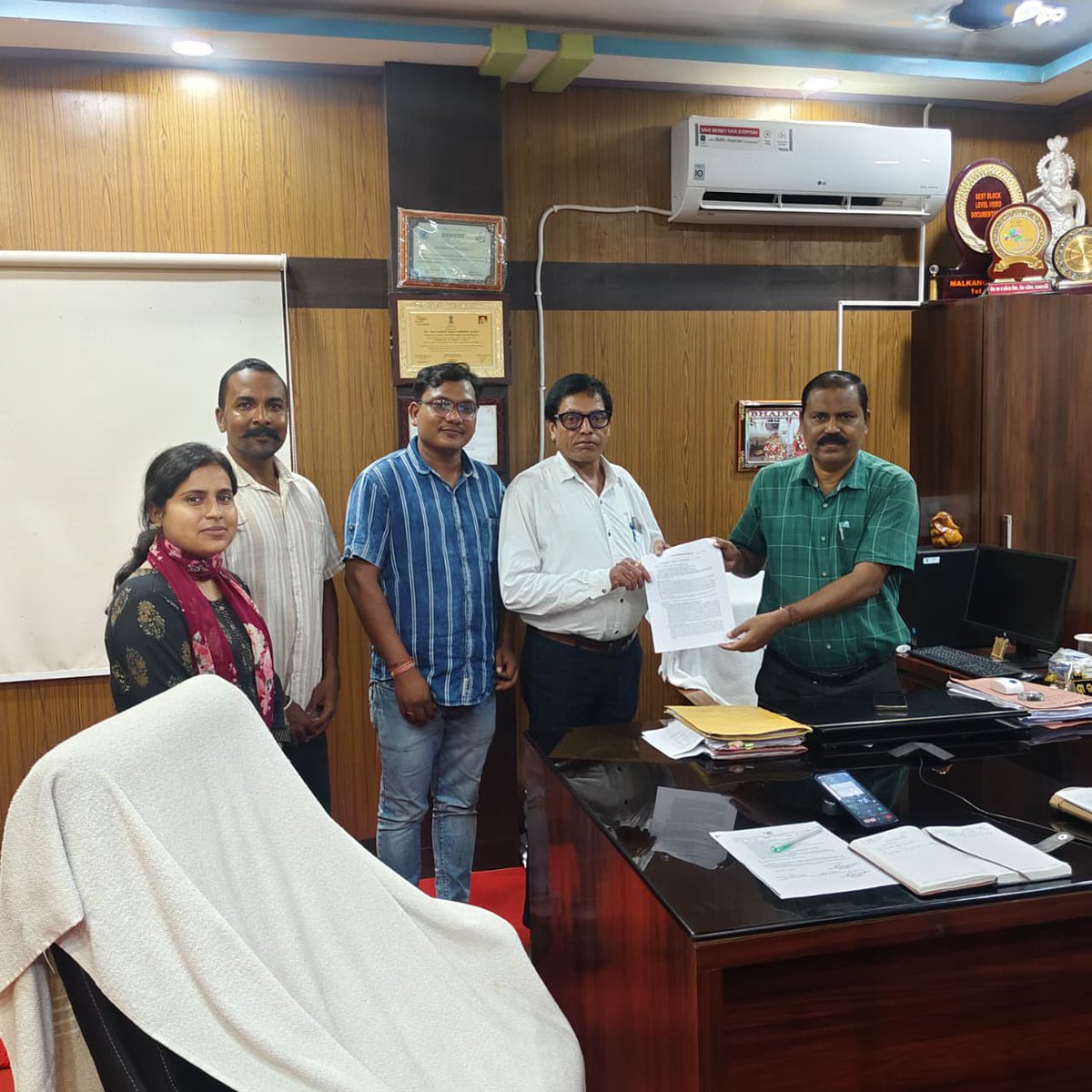 AOEOA_ODISHA's tweet photo. The Joint Coordination Committee (JCC) representing all core Block Extension Officers—GPDO, BSSO, WEO, & IoS/MI of #Malkanigiri Block, #Malkanigiri of Odisha submitted a Joint Memorandum to the Govt through the BDO.
📷 Key Demands:
📷 Entry Pay Revision to #Level_10 (Grade Pay ₹4600) 📷 Health Cover (GJAY) & Field Protection Protocols 📷#OdishaBlockOfficers #PayParityLevel10 #JCCDemands
@MohanMOdisha
@SecyChief
@CMO_Odisha
@SSEPD2
@stscdev
@Food_Odisha
@PRDeptOdisha
@_anugarg
@otvkhabar
@kanak_news
@GovernorOdisha
@sambad_odisha
@samajalive
@DharitriLive1
@NandighoshaTV
@Naveen_Odisha
