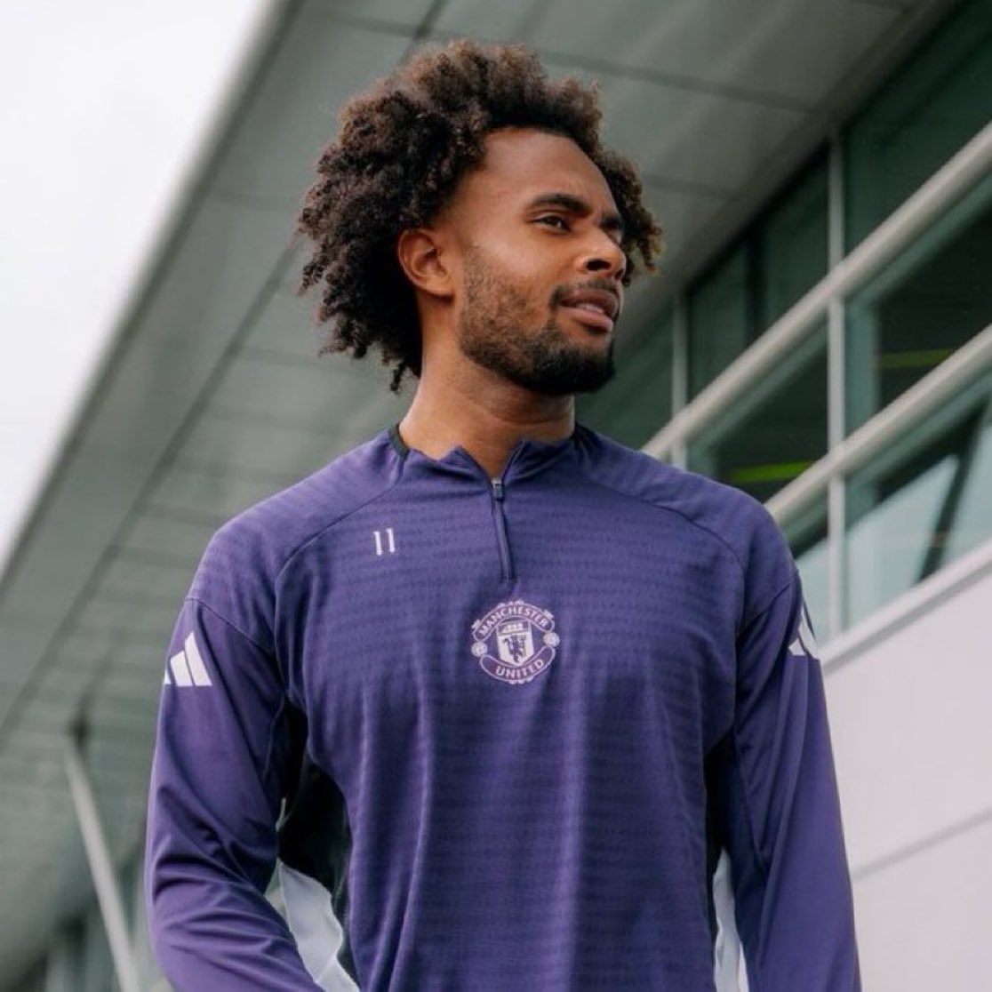 utdbatt's tweet photo. 🚨 | BREAKING:

Fiorentina are in ADVANCED talks to sign Joshua Zirkzee – they have sent an official bid to #mufc.

- £4.3m loan fee
- option to buy

Negotiations are underway with United and Zirkzee’s camp.

[@FabrizioRomano] https://t.co/oADDQo8RCY