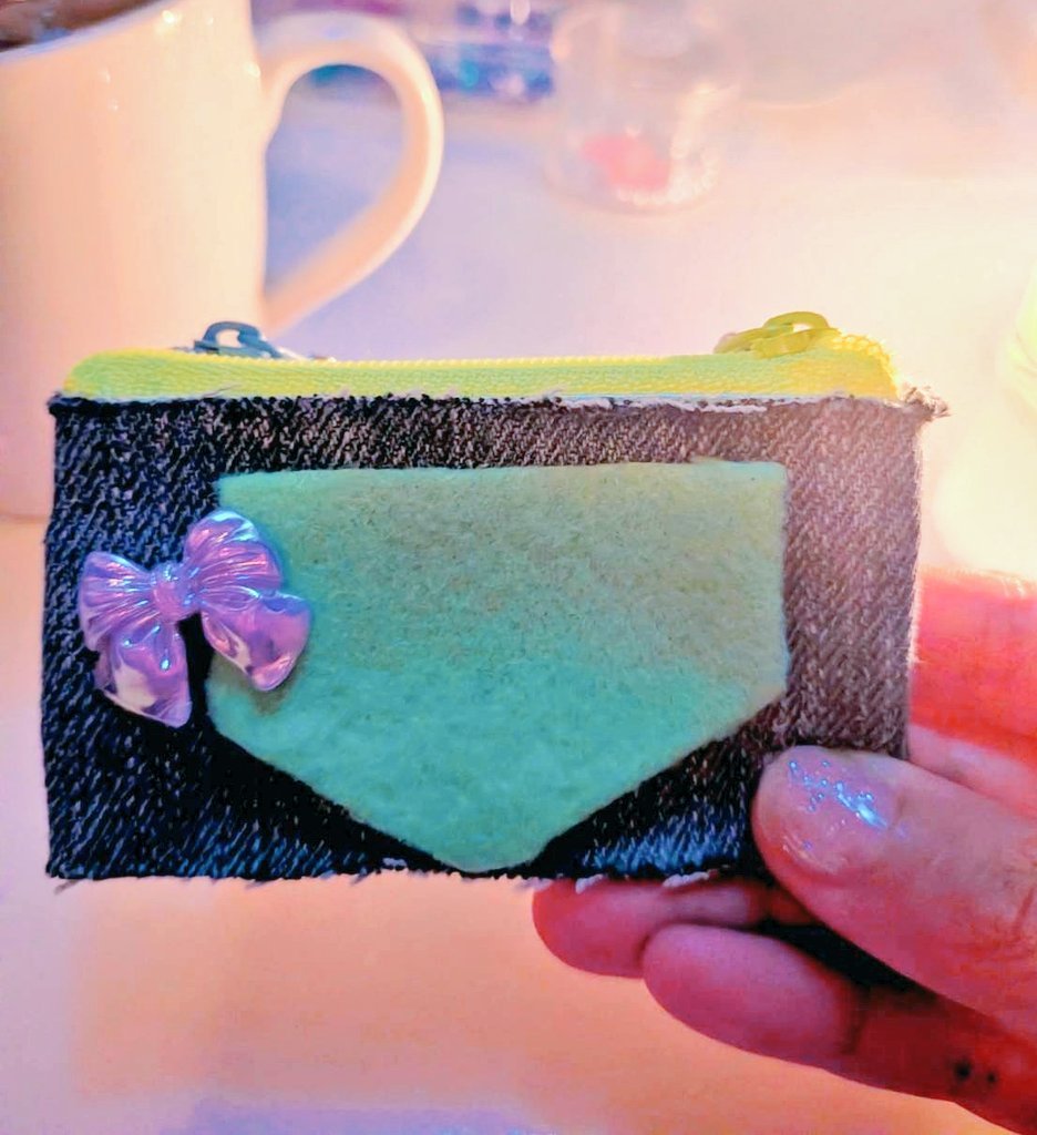 immr96's tweet photo. 前作ったの駅周辺に落としたかどこかに忘れてきてるかも😭刺繍貼り付けた方に1万円札1枚と、1000円札3枚、500円玉1枚、デニム貼り付けた方に持ち歩き用の薬が入ってて、付けたフェルトのポケットに写真1枚、見つかったら嬉しいんだけど😭金は抜き取っていい、見つかって欲しい

#大宮駅 又はその周辺 https://t.co/yQEFthZj0g