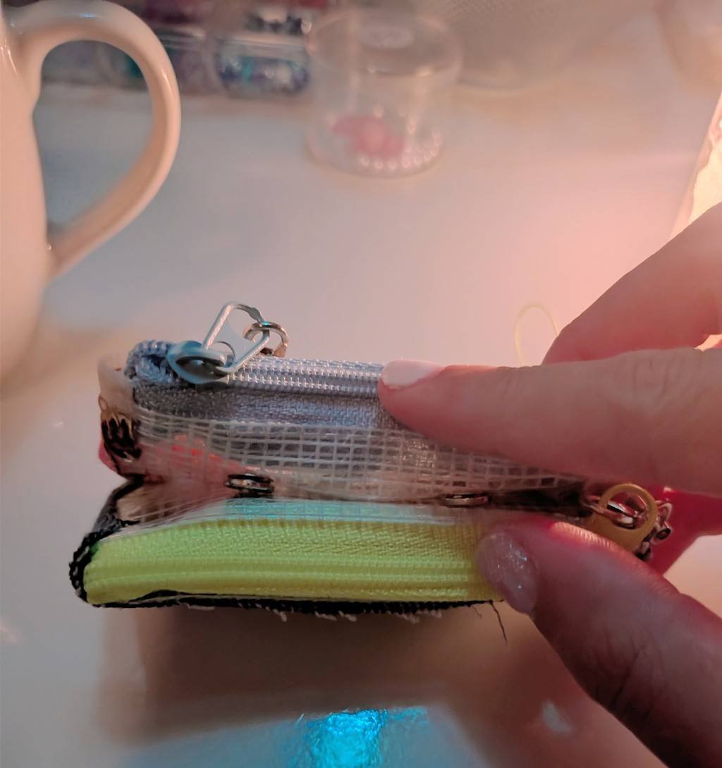 immr96's tweet photo. 前作ったの駅周辺に落としたかどこかに忘れてきてるかも😭刺繍貼り付けた方に1万円札1枚と、1000円札3枚、500円玉1枚、デニム貼り付けた方に持ち歩き用の薬が入ってて、付けたフェルトのポケットに写真1枚、見つかったら嬉しいんだけど😭金は抜き取っていい、見つかって欲しい

#大宮駅 又はその周辺 https://t.co/yQEFthZj0g