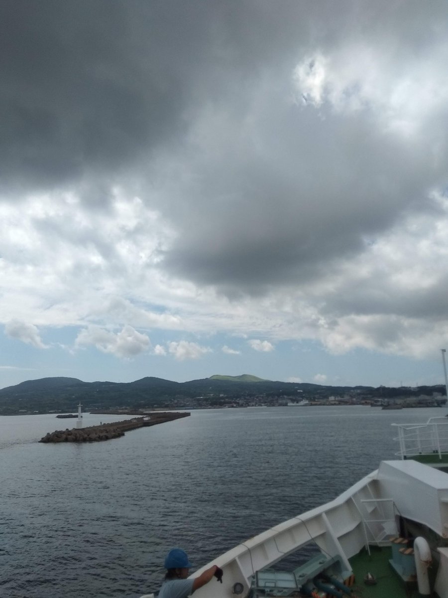 BeyondtheNwsir's tweet photo. A 3-hour ferry ride from Nagasaki brought me to Fukue Island in Gotō. Crystal-clear cobalt waters, serene historic churches, and a hot bowl of local Goto Udon for lunch. Pure island-hopping magic in hidden Japan! 🌊🍜⛪️

#GotoIslands #Nagasaki #IslandLife https://t.co/5TjCcOw72d