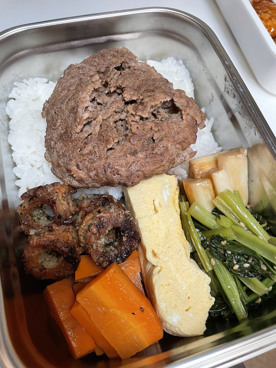 hidaka_yosuke's tweet photo. ハンバーグは野菜もツナギも無しの肉だけ笑 https://t.co/QfZHtSSGb6