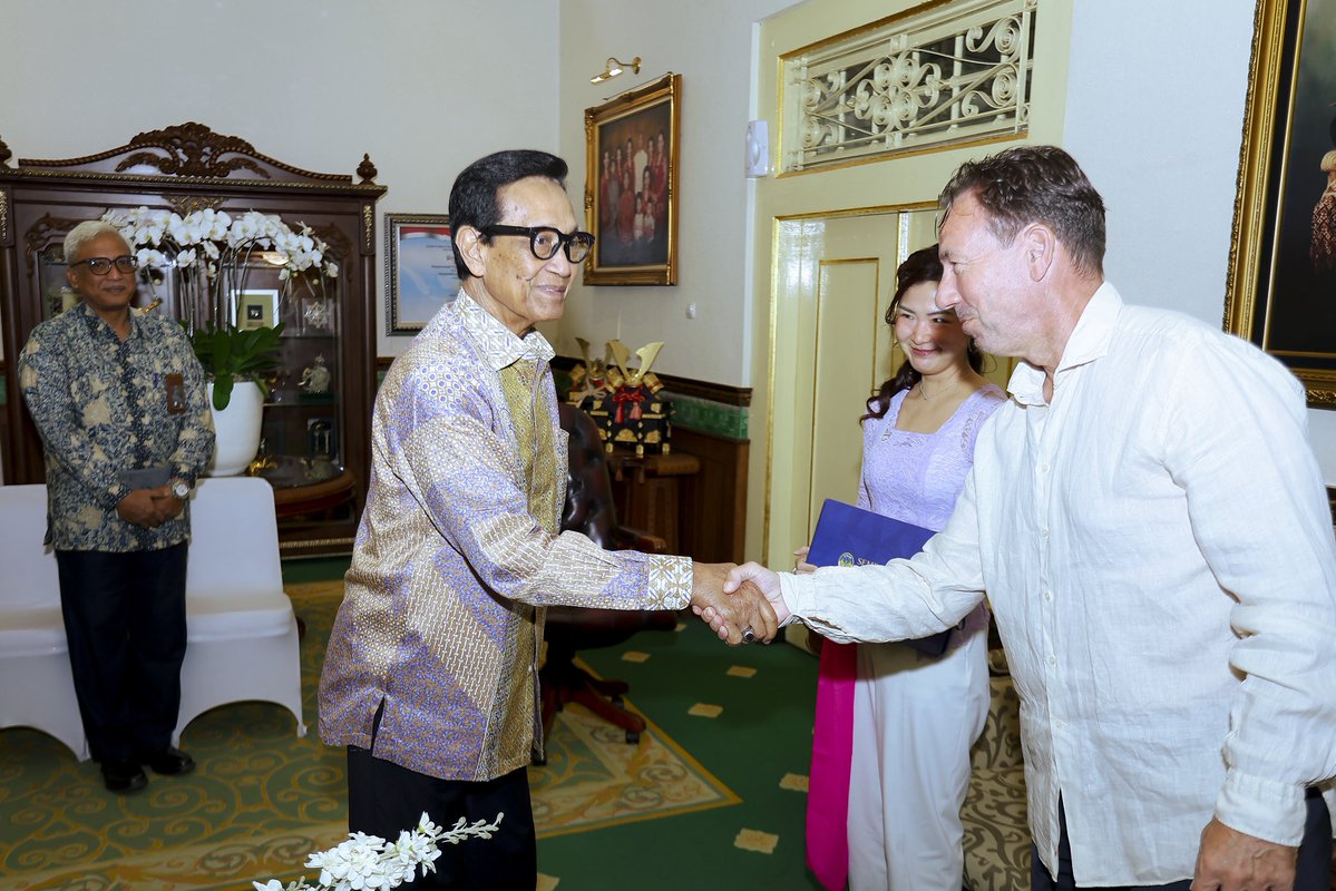 JPvanGastel's tweet photo. Deeply honored to meet Sultan Hamengkubuwono X today. https://t.co/PwpOydMzD5