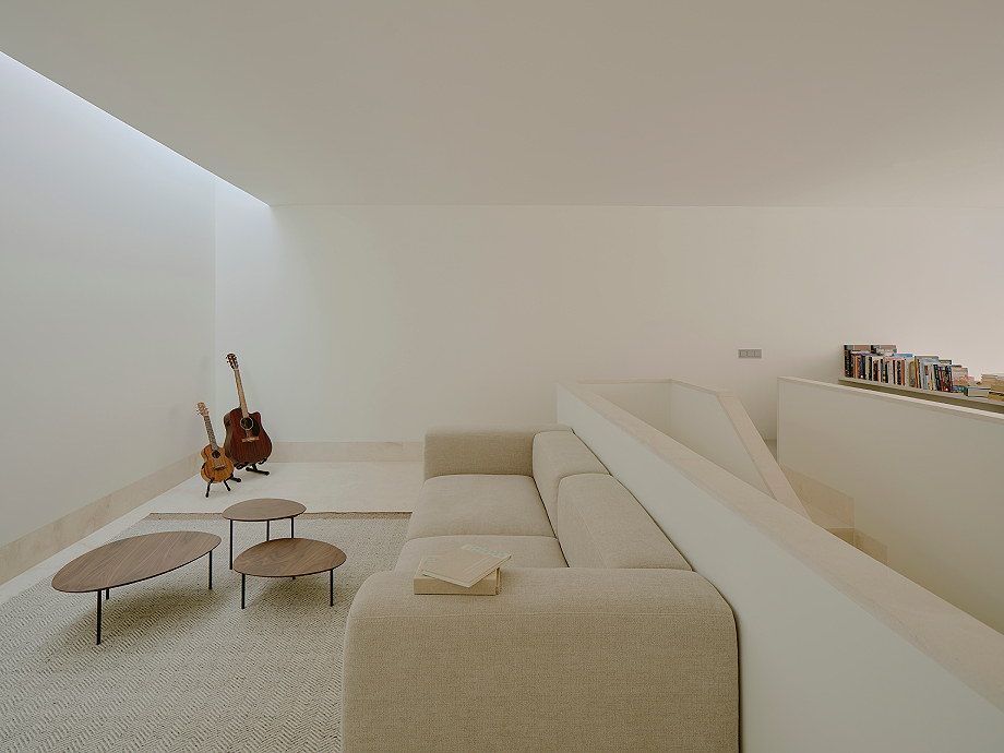 Interior_es's tweet photo. Proyectada por @estudioiterare, esta #vivienda en #Torrefiel conserva la envolvente original de ladrillo y mortero de cal, en la que se inserta un nuevo volumen articulado en torno a un #patiointerior.
-> Fotografías: David Zarzoso
-> https://t.co/5LBG7PiCHF
-> #Valencia https://t.co/0MQCLQGh4D
