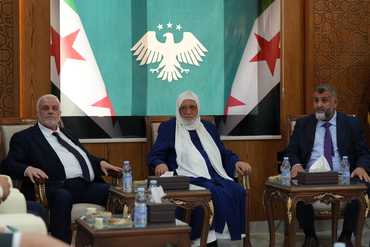 SyMOfE's tweet photo. مفتي الجمهورية ووزير الأوقاف في درعا.. لقاءات ميدانية واطلاع على عمل المساجد والتعليم الشرعي

زار سماحة مفتي الجمهورية العربية السورية الشيخ أسامة الرفاعي ووزير الأوقاف الدكتور محمد أبو الخير شكري محافظة درعا، حيث كان في استقبالهما محافظ درعا السيد أنور طه الزعبي. https://t.co/PznelLJ290