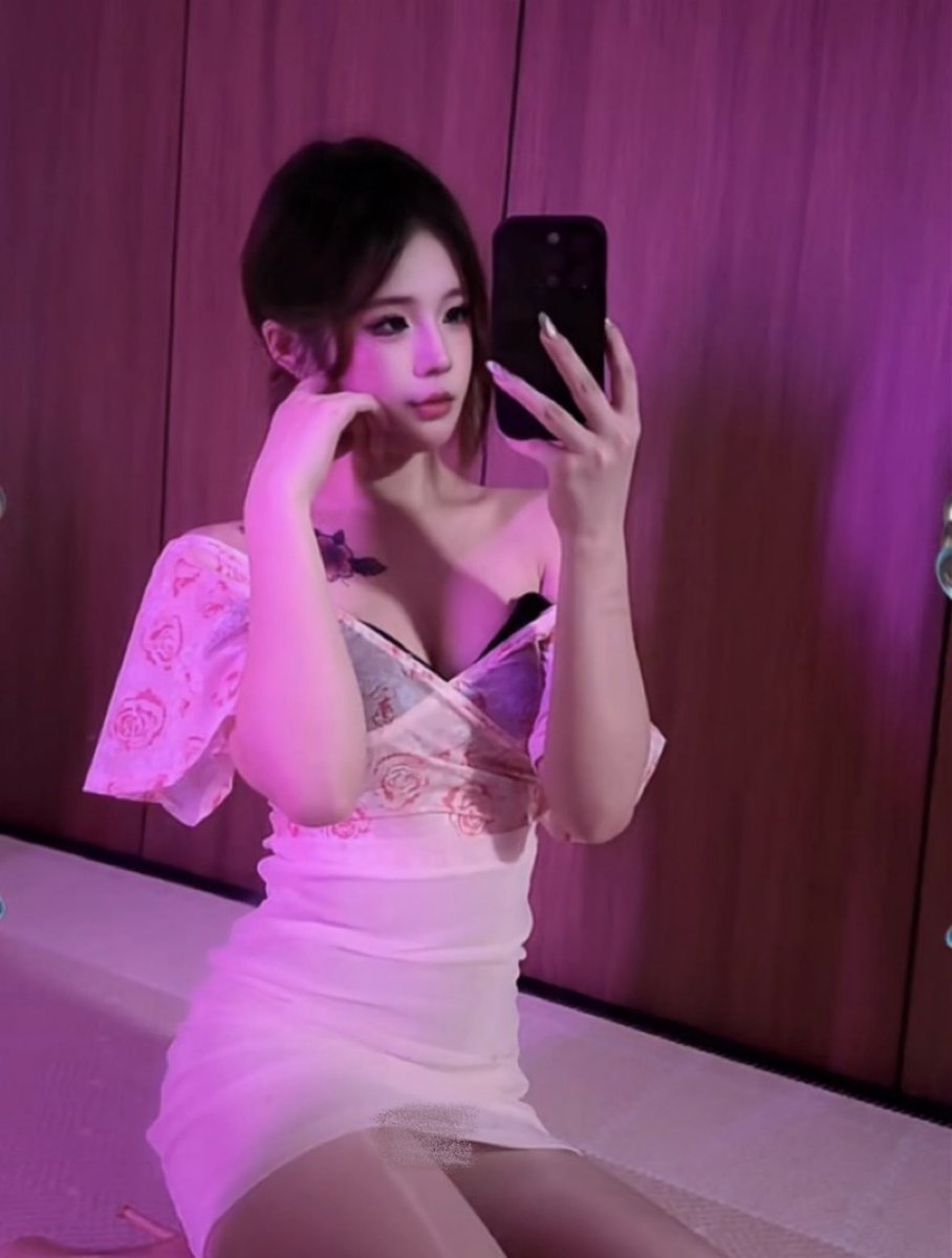 SLizzzS's tweet photo. 儿子���来给女王上贡 https://t.co/n7SBnojQaS