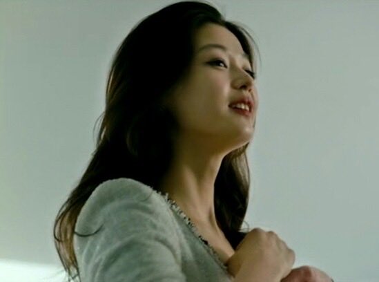 hardcorelifeee's tweet photo. 김해숙 김혜수 전지현 레쮸고…… 홍콩 배경? 어서오고 걍 여배우들 골져스……… 타짜 다음으로 대사가 아주 쬰득말랑 미챴음 너무 너무 재밌으요 ♡♡♡ 갠적으로 액션신 긴거 안좋아하는데 좀 길다 느꼈음 멋있긴함!!!!! 최고예용 https://t.co/XLnHKKPoW9