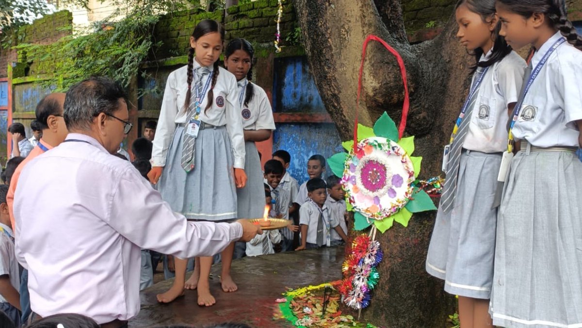 Iprd_Bokaro's tweet photo. पेड़ों को राखी, प्रकृति की रक्षा का संकल्प !!

बेरमो के गांधी नगर स्थित कृष्णा सुदर्शन सेंट्रल स्कूल के छात्र-छात्राओं ने पेड़ों को राखी बांधकर पर्यावरण संरक्षण का संदेश दिया।

उपायुक्त श्री अजय नाथ झा ने ऑनलाइन जुड़कर बच्चों की पहल की सराहना की और हर बच्चे से एक पौधा लगाने व उसकी रक्षा का संकल्प लेने की अपील की।

रक्षाबंधन पर प्रकृति से भी जुड़ें, हरियाली की रक्षा करें। 
#RakshaBandhan #EnvironmentProtection #BokaroSeJohar 
@JharkhandCMO 
@prdjharkhand 
@ddnewsjharkhand 
@airnews_ranchi 
@RanchiPIB