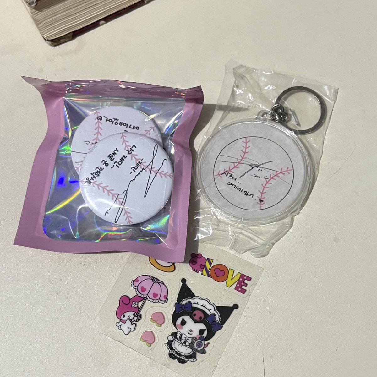 lmkiey's tweet photo. co kemarin dan sore tadi lgsg sampe bnrn mantap bgt🥹

anw thank youu kak @jenoilyyou freebies confetti dan pin nya, sbg org yg collect kedua duanya aku sangat suka dan sangat berterima kasih🥹 makasi yaaa kak semoga sehat selalu dan lancar terus rezekinya🩷 https://t.co/psLFdxT7ML