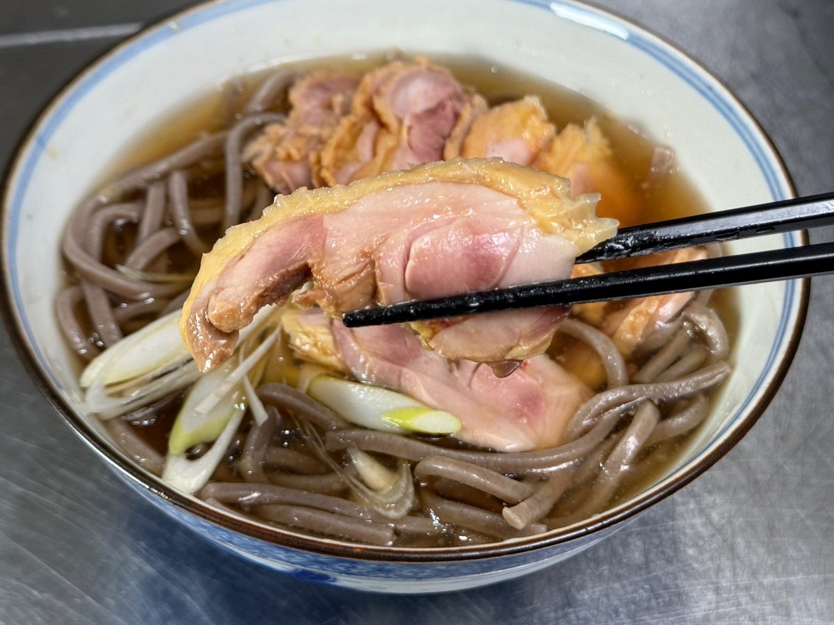 h_gashiyama's tweet photo. 『山形肉そば』があまりにうまかったので、帰宅後、翌日に再現した

やっぱり、コレ、とんでもない！！
うますぎる！！
冷やし麺の最高傑作だ！やはり！

作り方を書くとだな…

【スープ】
①昆布を水に一晩くらい浸けて、65℃くらいになったら30分放置
②昆布を引き抜いたら沸騰させる
③火を止めて親鶏を入れて30分放置
④親鶏を抜いて、ジップロックに入れて、うすくち醤油＆味の素を加えて冷やす
⑤残ったスープを冷やす
⑥冷やしたスープに浮いた脂を取り除く
⑦スープを、うすくち醤油、塩、みりん風調味料、味の素、で味つけ(淡い色味にする＆ちょっと塩分強めが良き◎)

【具材】
①スープとる過程で作った親鶏を薄くスライスする
②ネギを薄切りにする

【麺】
①色々試したけど、ハナマサの極太そばが最も近い
②ちょい長めに茹でて、氷水でキンキンに冷やすのが良き

て感じ！
親鶏を茹でた出汁を使うこと、その親鶏を具としても食べること、が最大のポイント

あと、蕎麦だけど、魚介節は多分使わないのも個人的には重要な気がする
魚介の風味が鶏と喧嘩するので！

まぁ、魚介の旨み(イノシン酸)は鶏から抽出できるので不要なんですわ
てか魚介節に原価かけるなら、その分鶏増量した方がいいわ！って考えもある

そして、再現に試行錯誤してみて気づいたことがある…

この料理考えた人、天才！！！

極めて理論的で合理的なのに、凄まじい『突破力』と『グルーヴ』がある！
マジで偉大…もっと流行ってくれ！！