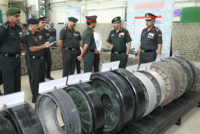 Def_PRO_Chennai's tweet photo. Ltt Gen Rajesh Pushkar, AVSM, VSM, #ArmyCommander, #SouthernCommand visited 512 Army Base Workshop & reviewed key projects. His visit reinforced #IndianArmy’s focus on #CivilMilitaryFusion, technology absorption and self-reliant defence production.
#DecadeOfTransformation https://t.co/h4ng1sCnZ1