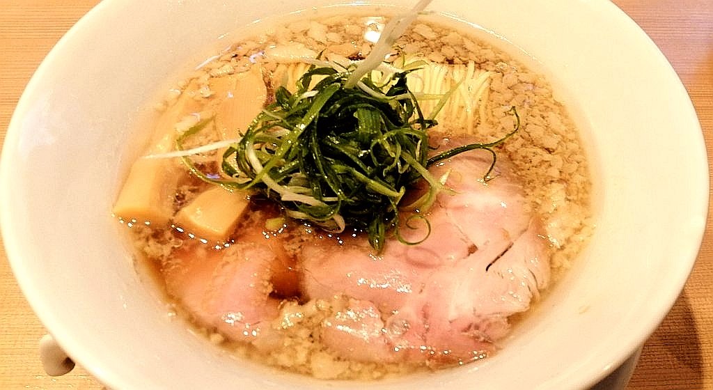 _yuga's tweet photo. AIで作った画像の中に本物が1枚あります
どれでしょう？っていうの面白いから自分でも作ってみた
1枚はAndroidで撮った画像
他の3枚はgrok,chatGPT,geminiで生成した画像です。
「Androidで撮影したラーメン」はどれでしょう？ https://t.co/cbvXyoXEEW