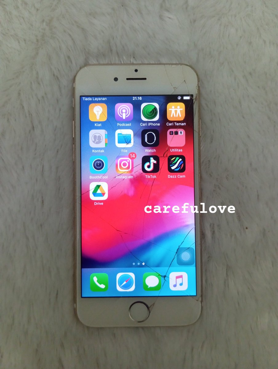 sceastore's tweet photo. wts want to sale ip iphone 6.

✅ home button, dll empuk
✅ kamera d/b bagus bgt ada hasilnya 
✅ suara volume +- no minus minus
✅ sentuhan sangat baik dan mulus no lag lag
❗layar retak tapi sentuhan aman
❗bypass wifi
🆙 64gb bh 90

price: 400k

#zonauang https://t.co/TMuAVnaN9e