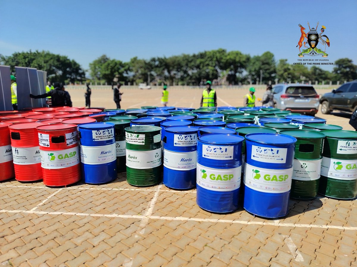 OPMUganda's tweet photo. As this month’s #NationalCleaningDay approaches, the Rt. Hon. Prime Minister @R_Nabbanja this morning received cleaning materials from @GASP_Uganda – a coalition of five manufacturers.

The National Cleaning Day is this Saturday. Are you ready? If not yet, now is the time to prepare to participate in this significant national activity.

#OPMUganda #WasteSegregation #CleanerUganda