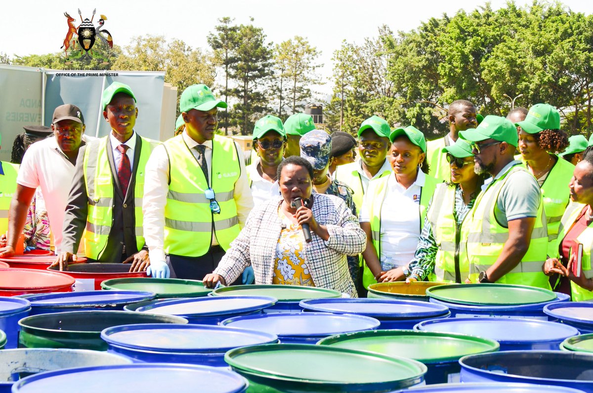 OPMUganda's tweet photo. As this month’s #NationalCleaningDay approaches, the Rt. Hon. Prime Minister @R_Nabbanja this morning received cleaning materials from @GASP_Uganda – a coalition of five manufacturers.

The National Cleaning Day is this Saturday. Are you ready? If not yet, now is the time to prepare to participate in this significant national activity.

#OPMUganda #WasteSegregation #CleanerUganda