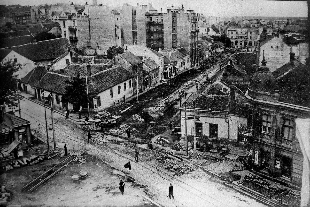 todDM53izjASpRe's tweet photo. Radovi u ulici Vidinskoj i Knez Miletinoj ,danas Džordža Vašingtona i Despota Stefana 
⛏️⛏️⛏️
Foto Aca Simić 1930. godina i isto mesto posle 90 godina 2020. 👀 https://t.co/Gda9YbJeXD