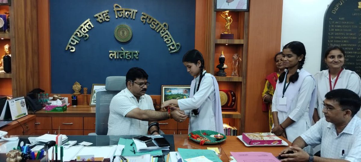 LateharDistrict's tweet photo. रक्षाबंधन को लेकर आज सीएम स्कूल ऑफ एक्सीलेंस, लातेहार की छात्राओं ने राखी बांधकर भाई-बहन के स्नेह और अपनत्व का संदेश दिया। छात्राओं को उपहार भेंट कर उज्ज्वल भविष्य की शुभकामनाएं दिया और मन लगाकर पढ़ाई करने के लिए प्रेरित किया।
@JharkhandCMO https://t.co/tmw4Mq13GA