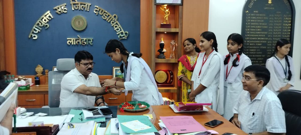 LateharDistrict's tweet photo. रक्षाबंधन को लेकर आज सीएम स्कूल ऑफ एक्सीलेंस, लातेहार की छात्राओं ने राखी बांधकर भाई-बहन के स्नेह और अपनत्व का संदेश दिया। छात्राओं को उपहार भेंट कर उज्ज्वल भविष्य की शुभकामनाएं दिया और मन लगाकर पढ़ाई करने के लिए प्रेरित किया।
@JharkhandCMO https://t.co/tmw4Mq13GA